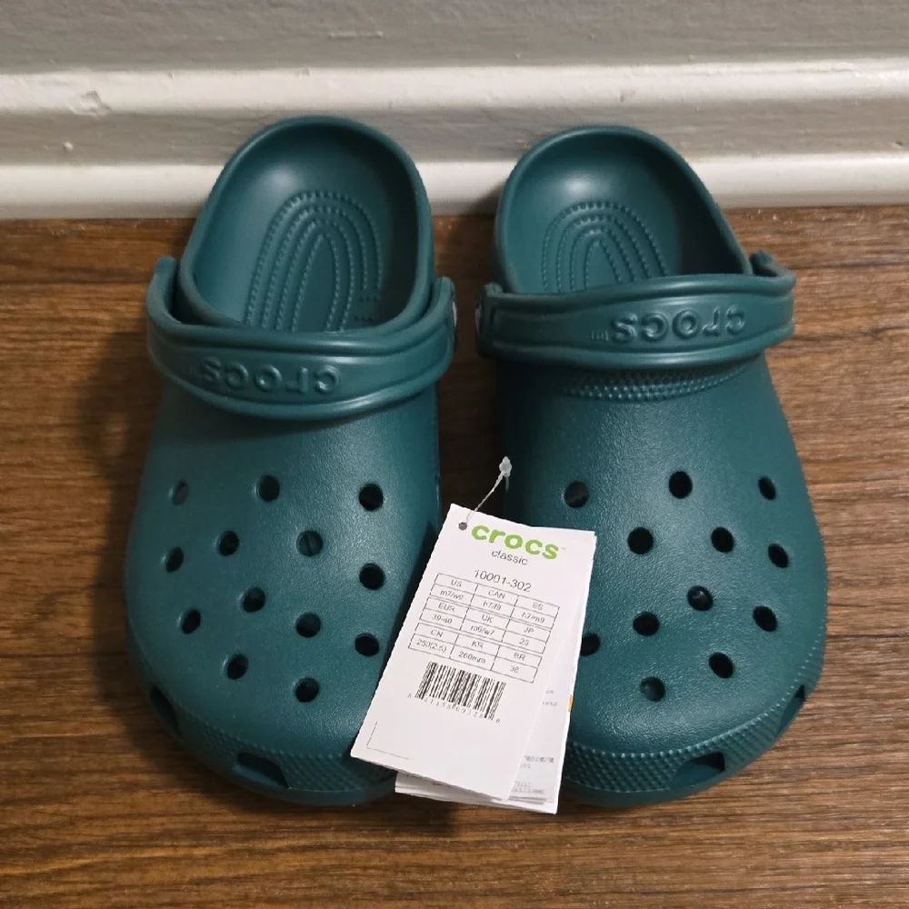 NWT Classic Crocs Green Women's 9 Men's 7 - Picture 1 of 5